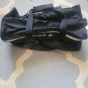 🗽 Reebok Vintage 21” Black Duffel bag